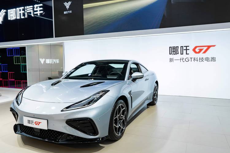 深圳180哪吒汽车在智能汽车领域的表现，领途汽车在新能源汽车市场中的影响力